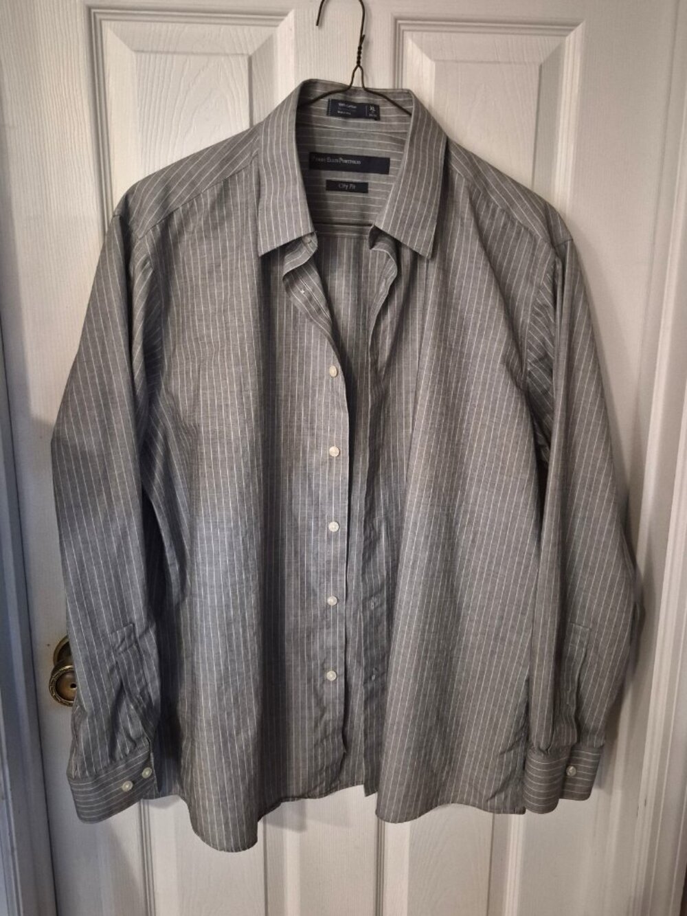 Perry Ellis Portfolio Men's Gray and White Stripe Shirt